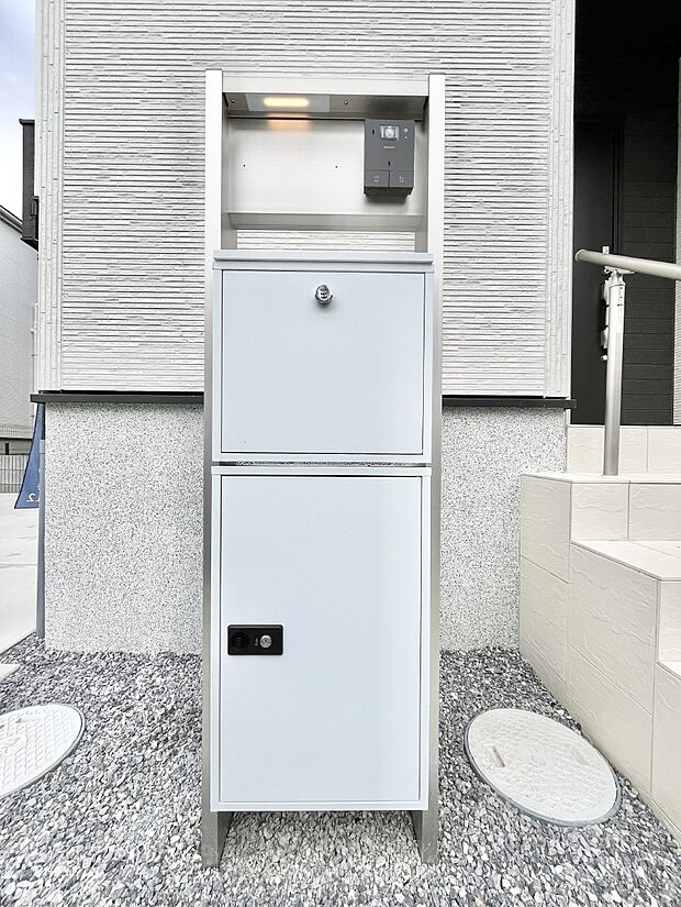 【その他現地】シンプルデザインのポスト。
