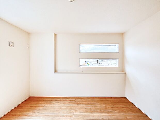 【寝室】2つ並んだ縦長の窓がアクセントになっている2階6.2帖の洋室。