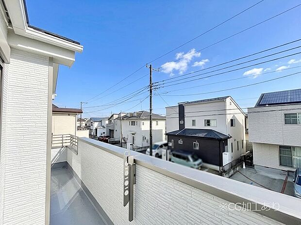 【バルコニー】ゆったりバルコニーだから沢山お洗濯ものを干せます。