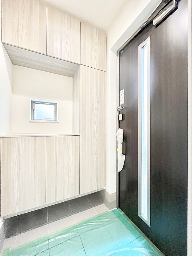 【玄関】明るい玄関はお客様をお出迎えするのにぴったりです！