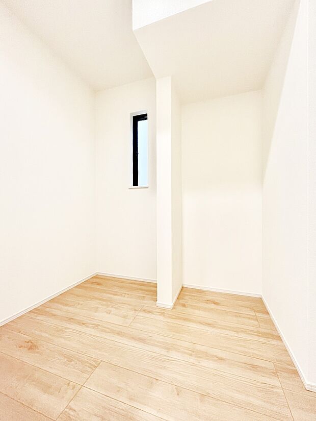 【収納】収納スペースとしてはもちろん、家事室としても活用できる納戸です！