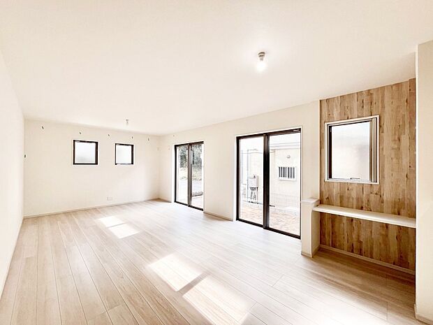 【リビングダイニング】大きな窓からたっぷりの陽光と風を感じられるリビング