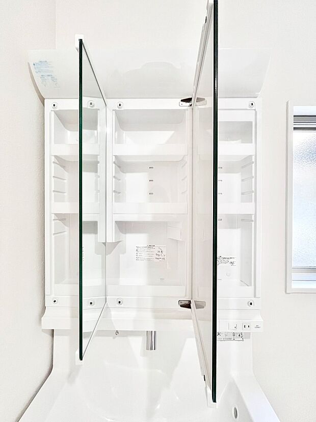 【三面鏡裏収納】三面鏡の裏に、化粧品や衛生用品などを収納可能。洗面台をすっきりと保ちます！