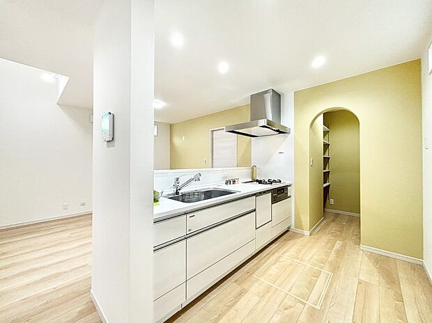 【ダイニングキッチン】リビングで遊ぶお子様を見守りながらお料理ができる対面キッチン。  