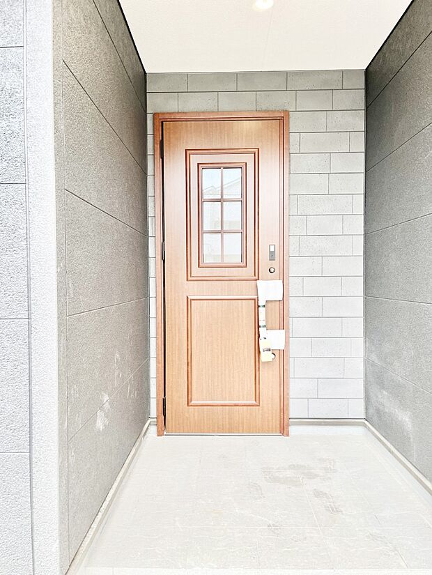 【玄関】シンプルで落ち着いた雰囲気の玄関でご家族やお客様をお出迎え!