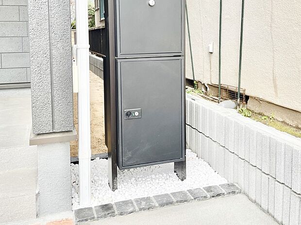 【その他現地】荷物の受け取りが多い方も安心!不在時にも荷物が受け取れる宅配BOX付きです。