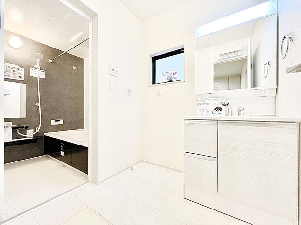 【脱衣場】1日の始まりも心地よく!柔らかな朝の光を感じられる窓がついた洗面室