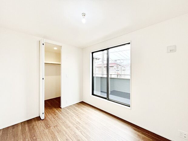 【寝室】大容量の収納力が嬉しいWIC付きのお部屋でゆったりリラックスタイムが過ごせます!