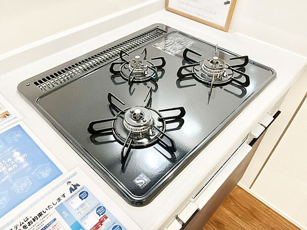 【Siセンサーコンロ】ガスコンロはSiセンサー搭載。火力調節や焦げ付き・消し忘れも防いでくれます。