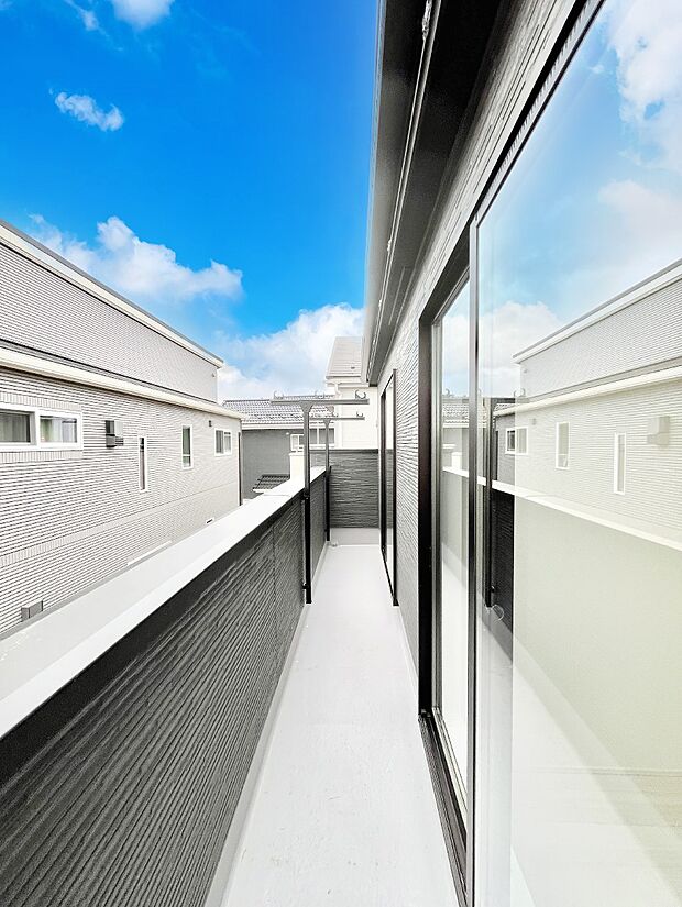 【バルコニー】ゆったりバルコニーだから沢山お洗濯ものを干せます。　