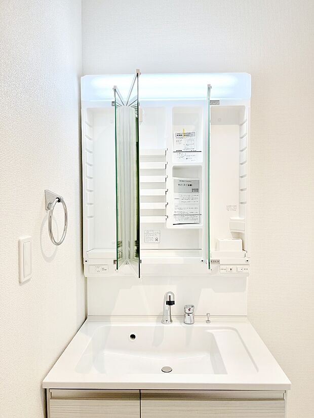 【三面鏡裏収納】三面鏡の裏に、化粧品や衛生用品などを収納可能。洗面台をすっきりと保ちます！