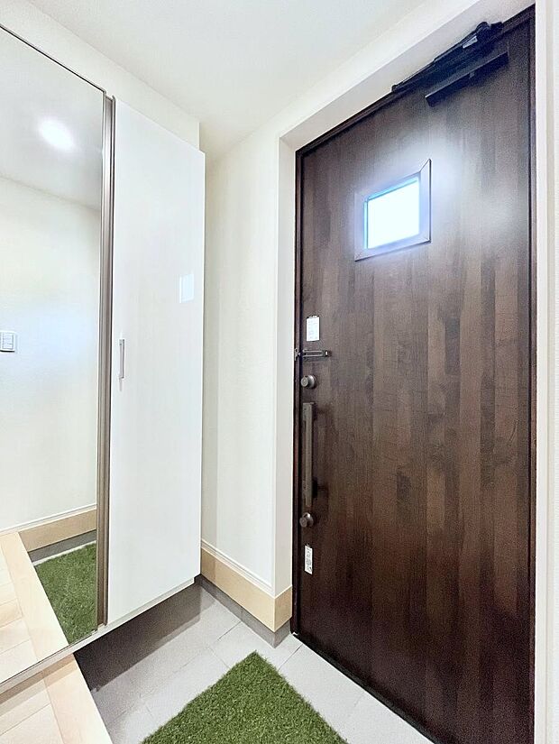 【玄関】ミラー付きシューズボックスはお出かけ前の身だしなみチェックに便利