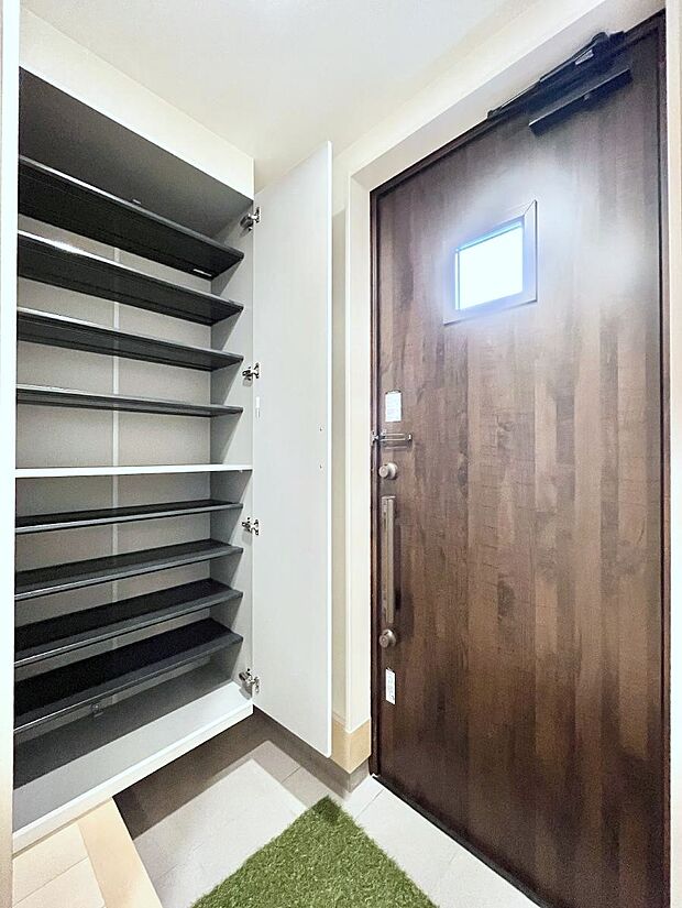 【玄関】天井まである玄関収納で、家族全員の靴もすっきり収納!