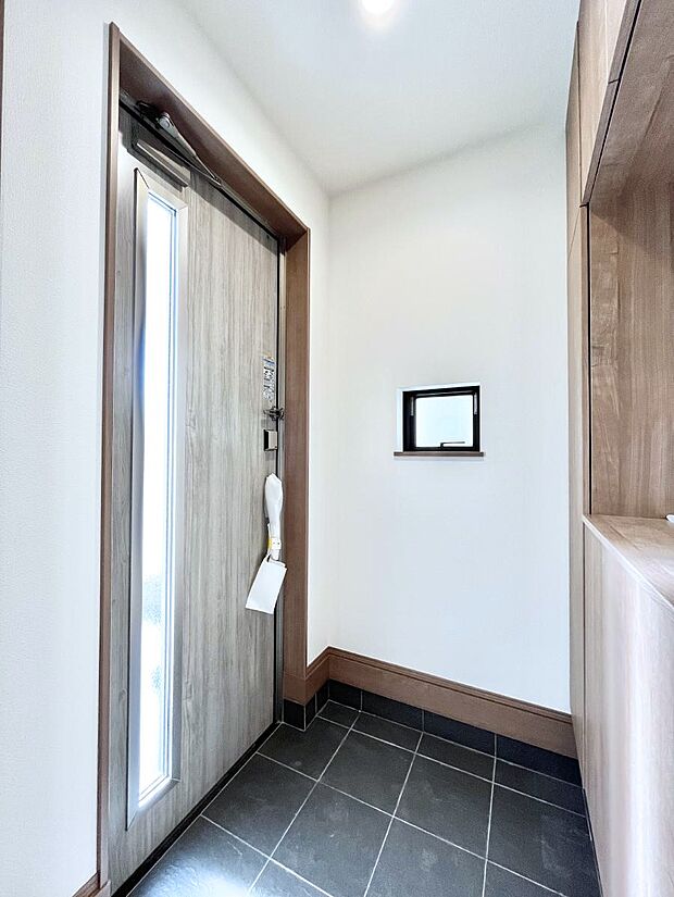 【玄関】飾り棚を利用して、お越しいただくお客様をおもてなしできます。