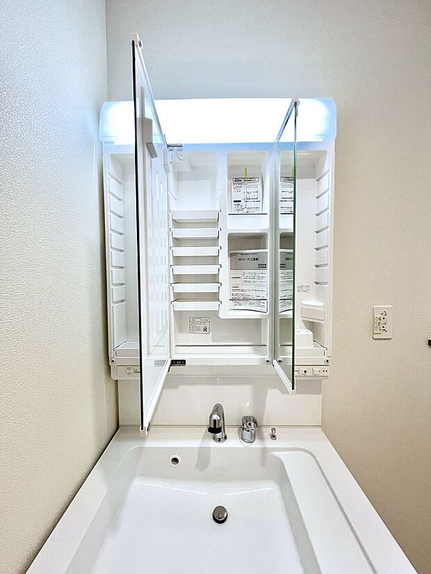 【三面鏡裏収納】三面鏡の裏に、化粧品や衛生用品などを収納可能。洗面台をすっきりと保ちます！