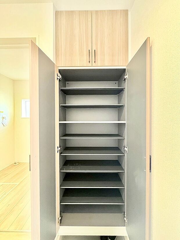 【シューズボックス】たっぷり収納できるシューズボックスで家族全員の靴も、玄関すっきり。