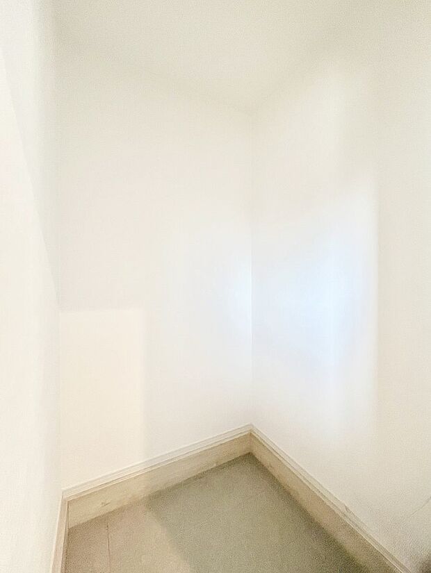 【収納】土間収納付き！雨具やベビーカーも置けます。 　