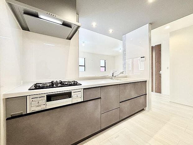 【ダイニングキッチン】料理をしながらご家族との会話を楽しめる対面カウンターキッチン　