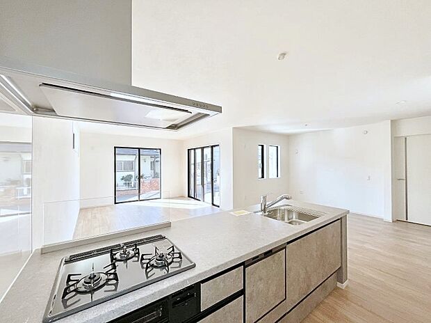 【ダイニングキッチン】リビングで遊ぶお子様を見守りながらお料理ができる対面キッチン。  