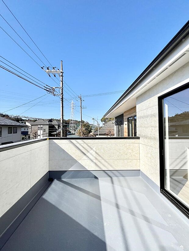 【バルコニー】ゆったりバルコニーだから沢山お洗濯ものを干せます。