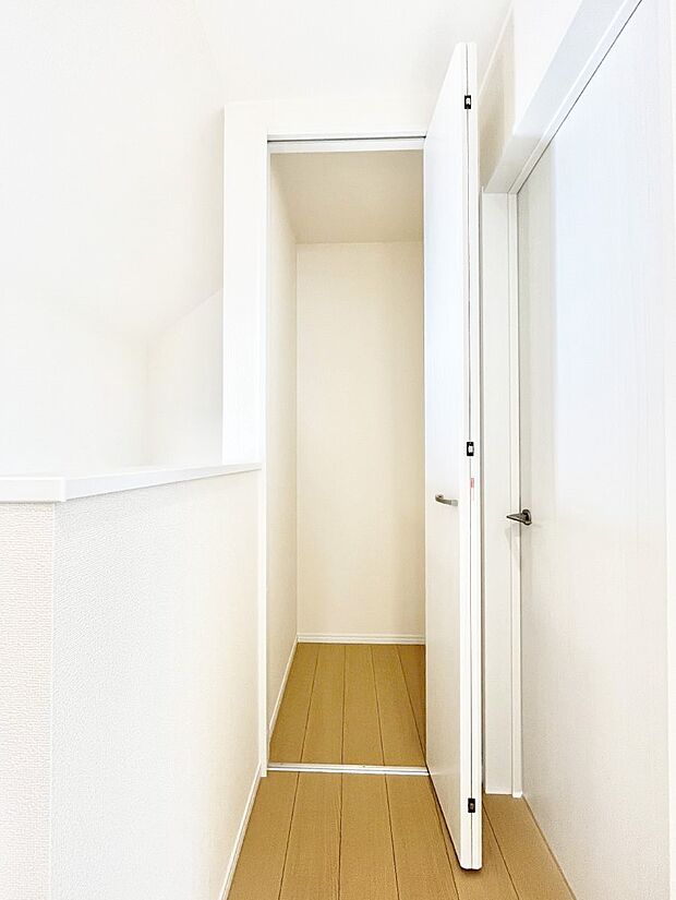 【2階廊下収納】収納充実!生活スペースが有効活用されてお部屋もスッキリしますね。