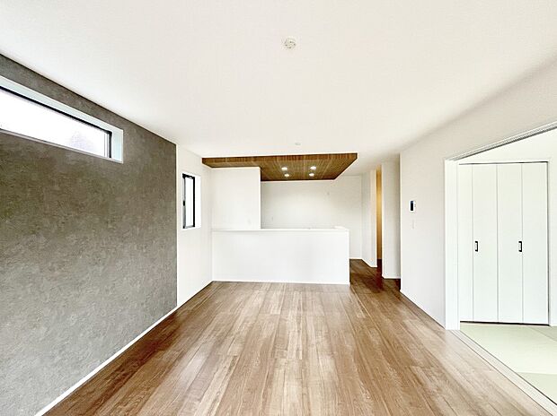 【リビングダイニング】明るい陽光が注ぎ、寛ぎの雰囲気に満たされるリビング・ダイニング。 