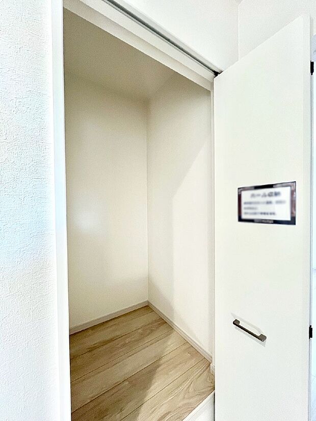 【廊下収納】廊下収納。掃除道具や季節の小物を収納することができます。