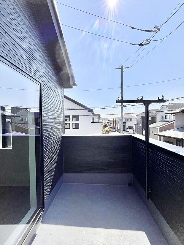 【バルコニー】ゆったりバルコニーだから沢山お洗濯ものを干せます。