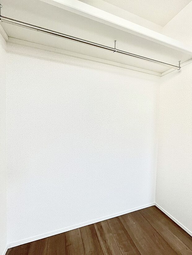 【収納】洋室のクローゼット。奥行きがあるので厚手の衣類もすっきり収まります。