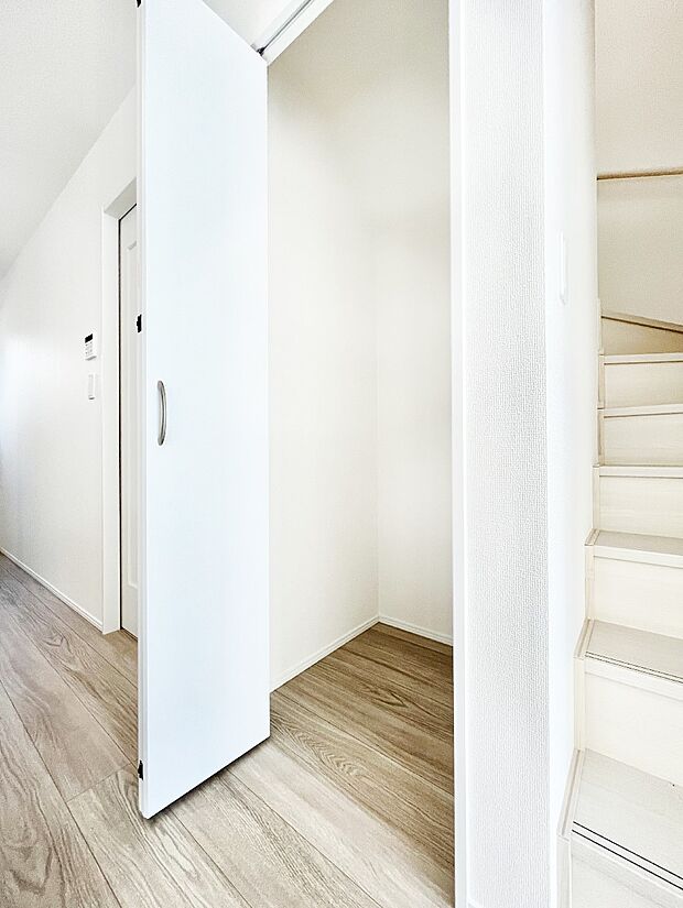 【リビング収納】リビング収納。ここに収納があると物が集まるLDKがスッキリ片付きそうですね。  