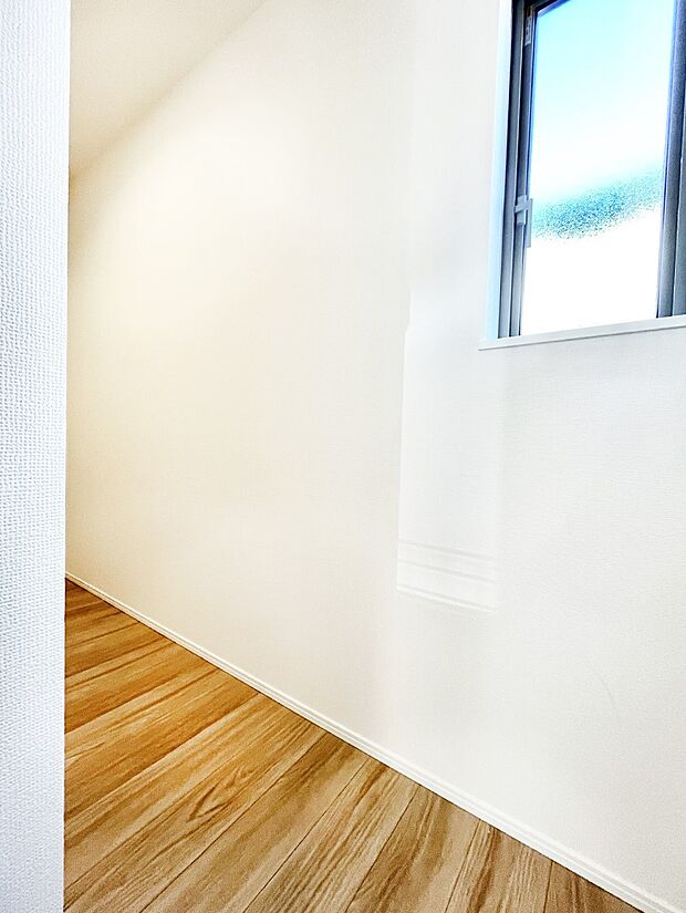 【その他内観】キッチン裏にパントリースペースを設置！