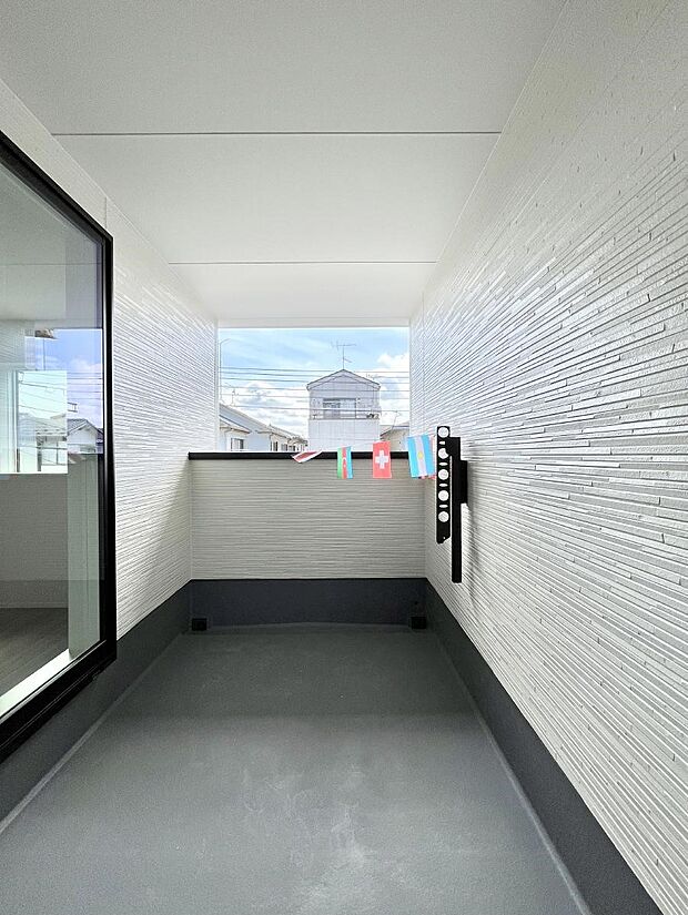 【バルコニー】インナーバルコニーなので雨でも洗濯物を干す事が出来て、風通しがあるので乾きが良く、物干しスペースとして重宝します。 