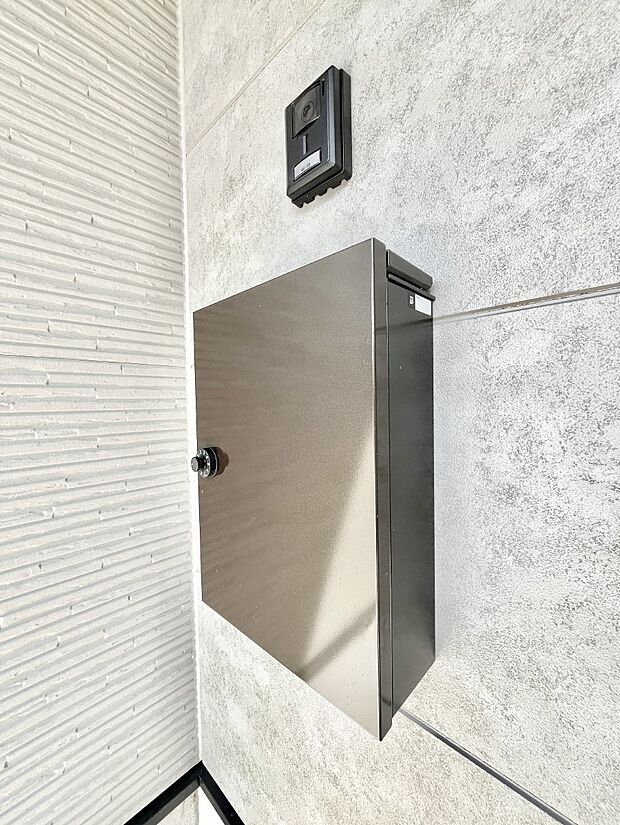 【その他現地】シンプルデザインのポスト。