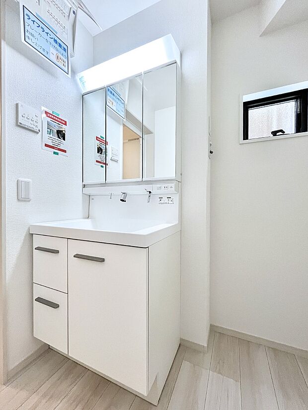 【脱衣場】清潔感のある快適空間です。毎日の身支度も気持ち良くお使い頂けます。 