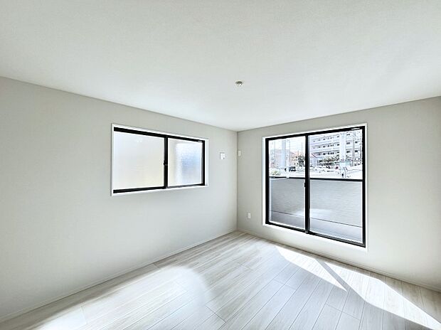 【寝室】明るいバルコニーサイドに洋室を設置。目覚めの良い寝室に。