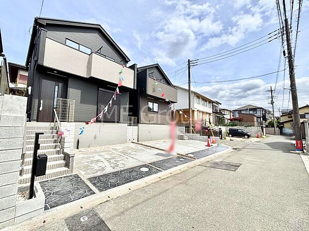 【前面道路含む現地写真】見通しの良さとともに、街並みに開放感を与えてくれます。