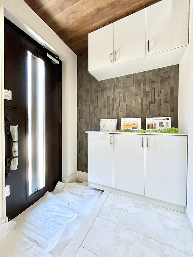 【玄関】飾り棚を利用して、お越しいただくお客様をおもてなしできます。