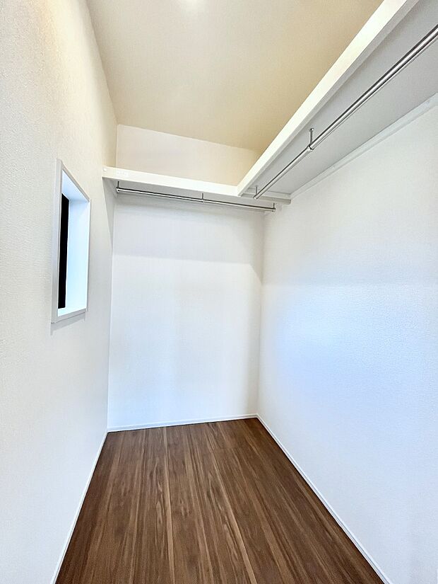 【ウォークインクローゼット】ウォークインクローゼット付きで生活空間を広く利用できます。