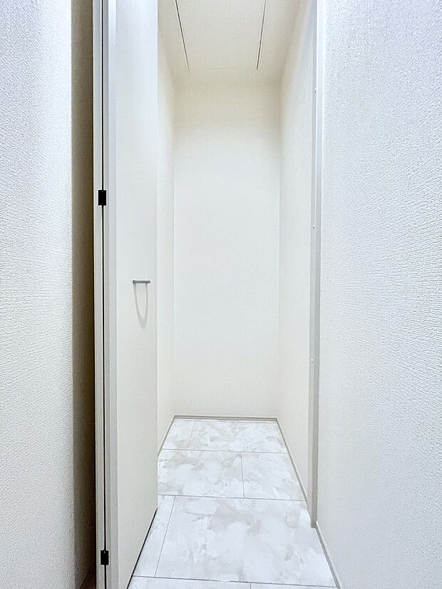 【廊下収納】1階廊下収納。日用品のストックや掃除用品、防災用品などの収納スペースに！