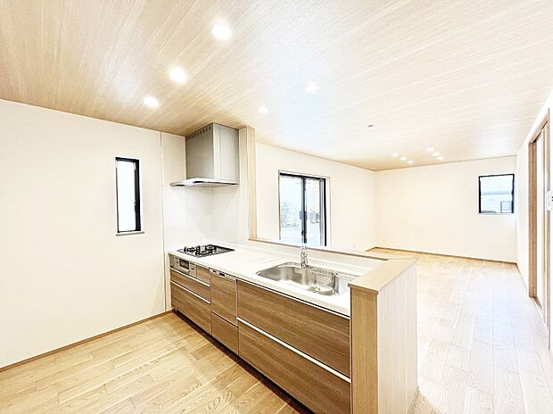 【ダイニングキッチン】料理をしながらご家族との会話を楽しめる対面カウンターキッチン