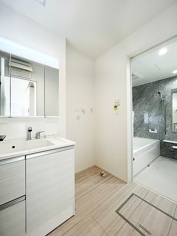 【洗面台・洗面所】清潔感のある快適空間です。毎日の身支度も気持ち良くお使い頂けます。 