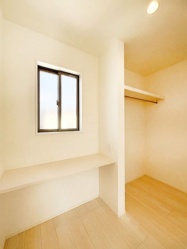 【ウォークインクローゼット】棚やハンガーパイプ付きで収納しやすいWIC