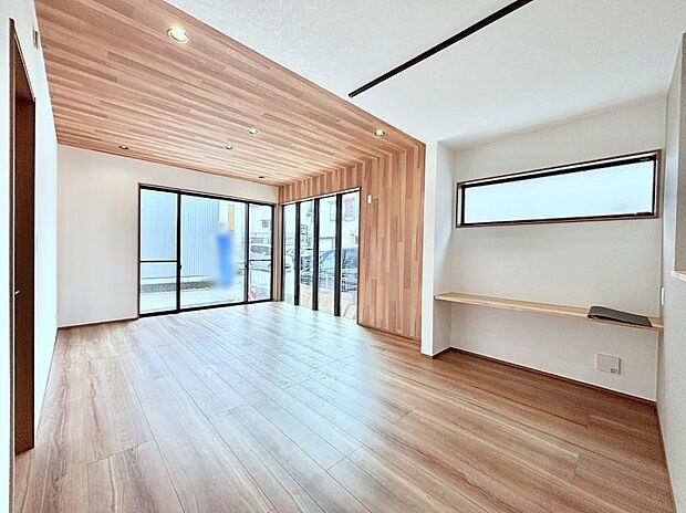 【リビングダイニング】大きな窓からたっぷりの陽光と風を感じられるリビング