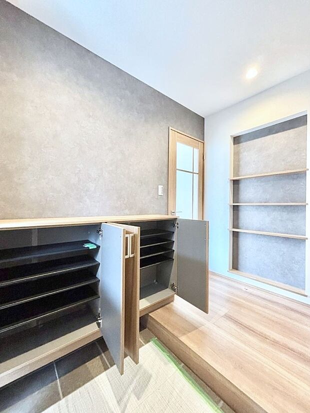 【玄関】下駄箱はご家族の写真や季節のインテリアで飾り棚として演出できます