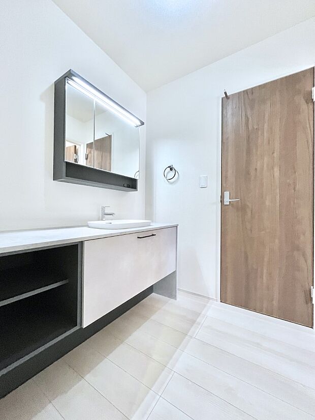 【脱衣場】清潔感のある快適空間です。毎日の身支度も気持ち良くお使い頂けます。