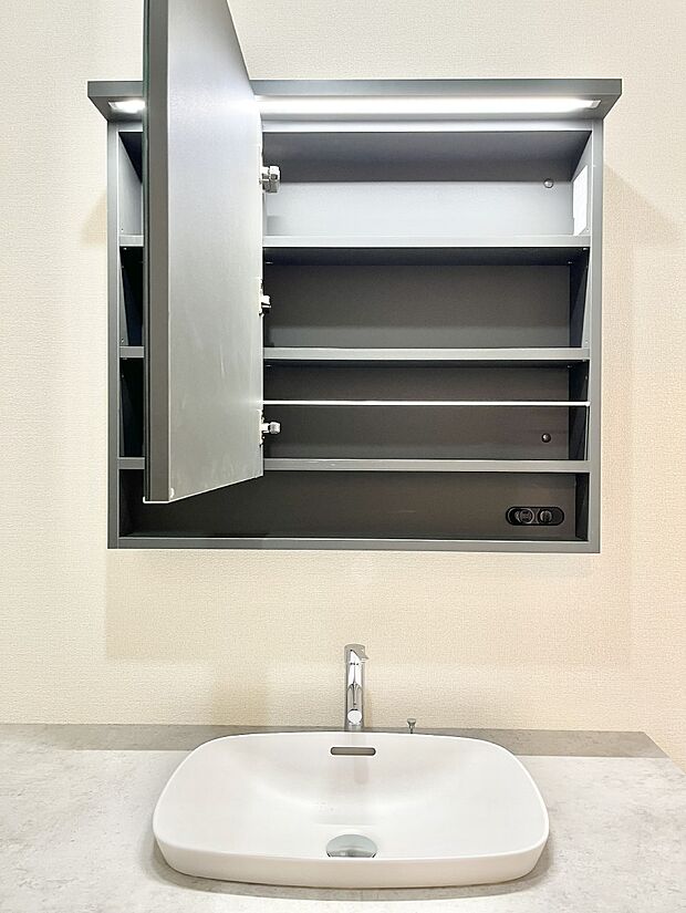 【洗面鏡裏収納】鏡の裏に、化粧品や衛生用品などを収納可能。洗面台をすっきりと保ちます!