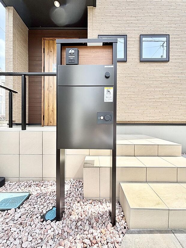 【その他現地】表札・インターホン・ポスト・宅配BOXをひとつに集約。エントランスになじむシンプルデザイン。