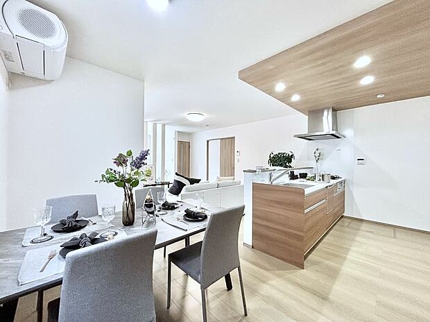 【ダイニング】家族の笑顔が自然と生まれてくる、そんな雰囲気のダイニングに仕上がっています。