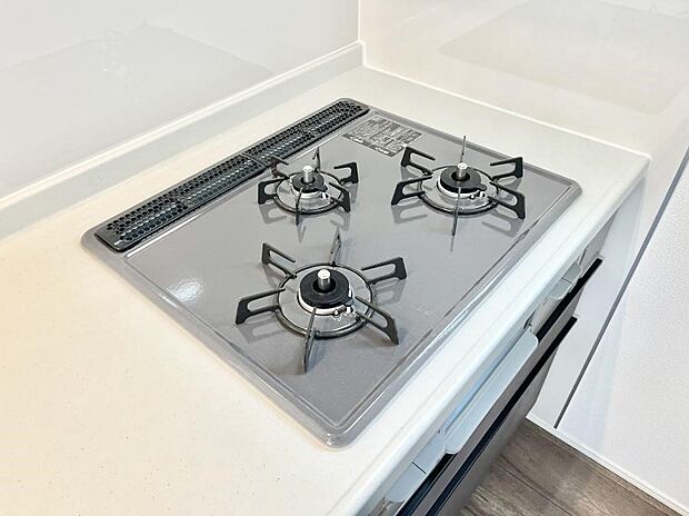 【Siセンサーコンロ】ガスコンロはSiセンサー搭載。火力調節や焦げ付き・消し忘れも防いでくれます。