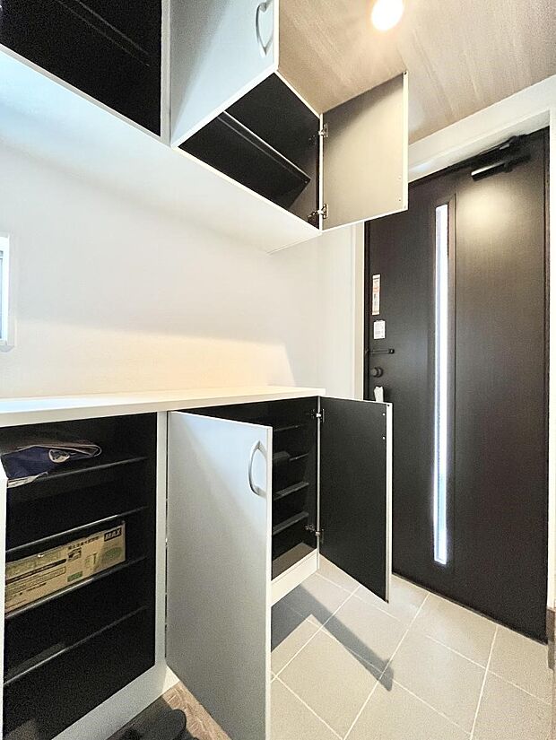 【シューズボックス】たっぷり収納できるシューズボックスで家族全員の靴も、玄関すっきり。